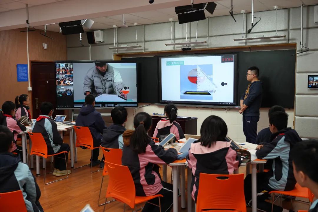 英语口语是“ChatGPT”教的！当AI老师进课堂，孩子们的学习方式大变样——教学设备研发新纪元